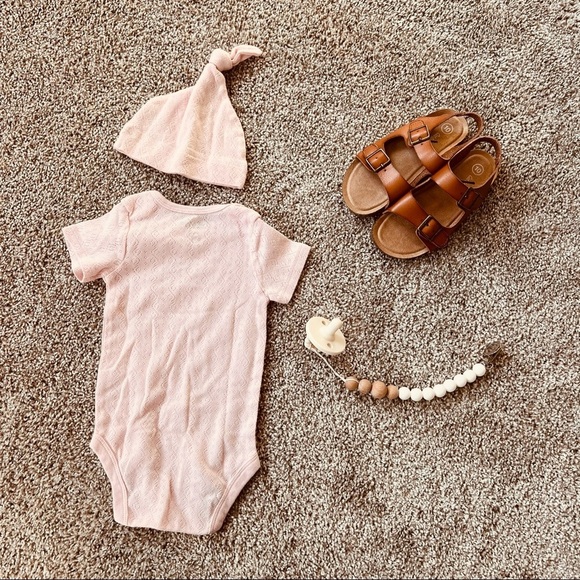 Gerber | Eyelet Onesie & Hat Set - Picture 2 of 5